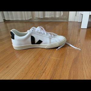 New black and white Vejas size 8